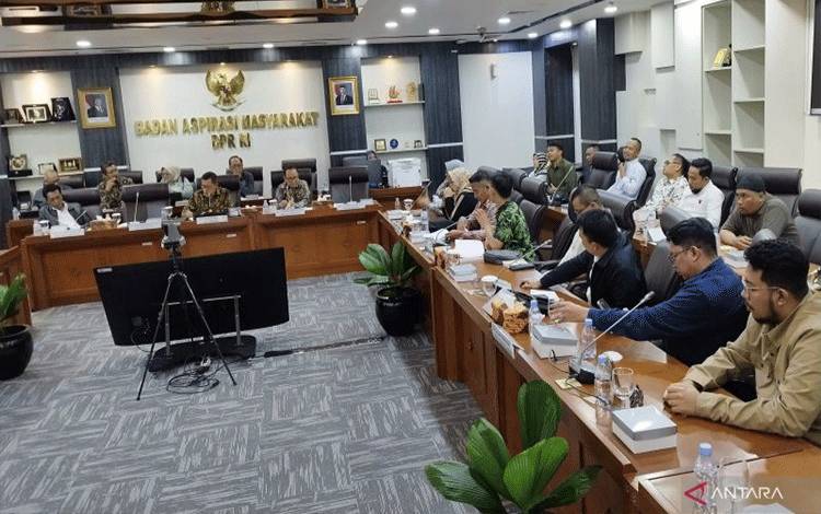BAM DPR Minta Pemerintah Cari Solusi Soal Thrifting Sebelum Menindak