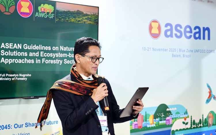 Direktur Penyelesaian Konflik Tenurial dan Hutan Adat, Direktorat Jenderal Kehutanan Sosial, Kementerian Kehutanan Julmansyah menyampaikan pemaparan dalam Talk Show Kehutanan Sosial di Paviliun ASEAN pada COP30 di Belem, Brasil, Senin (17/11/2025). (Antara/HO/Kementerian Kehutanan)
