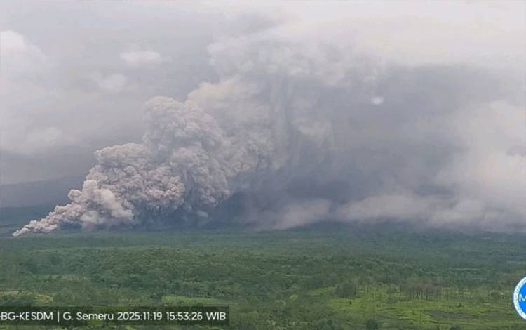 Gunung Semeru Erupsi Disertai Luncuran Awan Panas Sejauh 7 Km