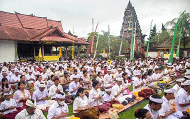 Umat Hindu Palangka Raya Gelar Persembahyangan Perayaan Galungan dan Kuningan di Pura Pitamaha