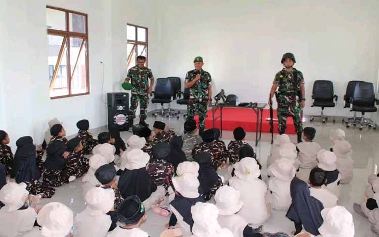 Siswa-Siswi RA NU Assirojiyah Kunjungi Kodim 1017 Lamandau untuk Kenali Lingkungan dan Profesi TNI AD