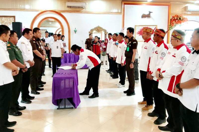 Wakil Bupati Felix Sonadie Y Tingan bersama Kajari Barito Utara menghadiri penandatanganan MoU antara Kasi Intel Kajari dengan DPC ABPEDNAS terkait Program Jaga Desa (Jaksa Garda Desa) di Muara Teweh, Rabu (19/11/2025).ANTARA/Dokumen Pribadi