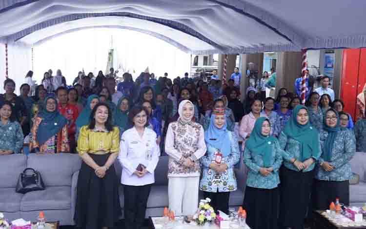 Ketua Tim Penggerak Pemberdayaan dan Kesejahteraan Keluarga (TP-PKK) Provinsi Kalimantan Tengah Aisyah Thisia Agustiar Sabran bersama para pemenang Lomba Masak Serba Ikan Tingkat Provinsi Kalimantan Tengah Tahun 2025. (FOTO:AB)