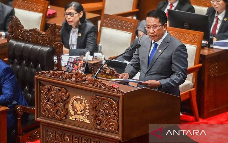 Menteri Hukum Supratman Andi Agtas mewakili Presiden, bersiap menyampaikan pendapat akhir yang diantaranya terkait RUU KUHAP pada Rapat Paripurna ke-8 DPR RI Masa Persidangan II Tahun Sidang 205-2026 di Kompleks Parlemen, Senayan, Jakarta, Selasa (18/11/2025). ANTARA FOTO/Rivan Awal Lingga/YU/aa.