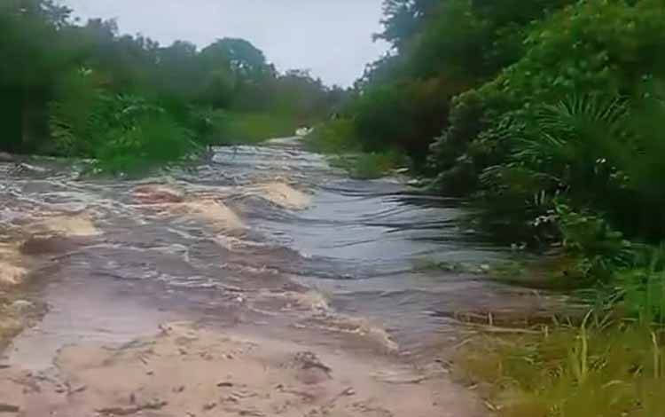 Jembatan Sungai Tatawa Mantangai Terendam Banjir, Akses Perusahaan Terganggu
