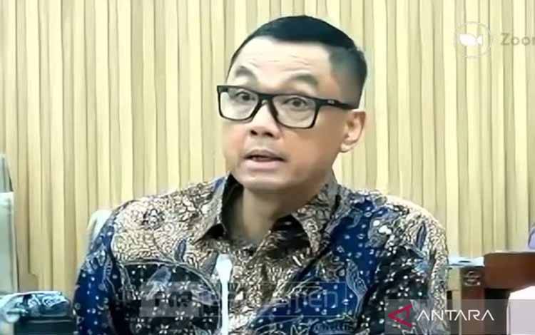 Direktur Utama PT PLN (Persero) Darmawan Prasodjo dalam Rapat Dengar Pendapat bersama Komisi VI DPR RI di Kompleks Parlemen, Jakarta, Kamis (20/11/2025). (ANTARA/Maria Cicilia Galuh)