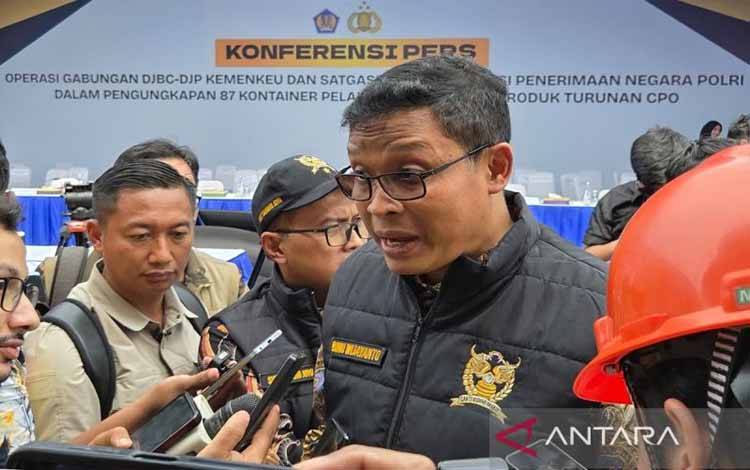 Direktur Jenderal Pajak Bimo Wijayanto saat ditemui awak media di Pelabuhan Tanjung Priok, Jakarta, Kamis (6/11/2025). ANTARA/Bayu Saputra/am