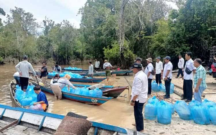 Tebar 114 Ribu Benih Ikan Lokal untuk Pulihkan Ekosistem Danau Rigei Palangka Raya