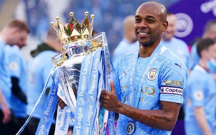 Mantan Gelandang Manchester City Fernandinho Resmi Pensiun