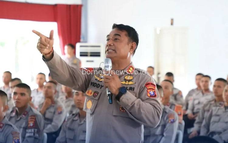 Satbrimob Polda Kalteng Beri Pembekalan Wawasan Kebrimoban kepada Siswa Diktuk Bintara Polri di SPN Tjilik Riwut