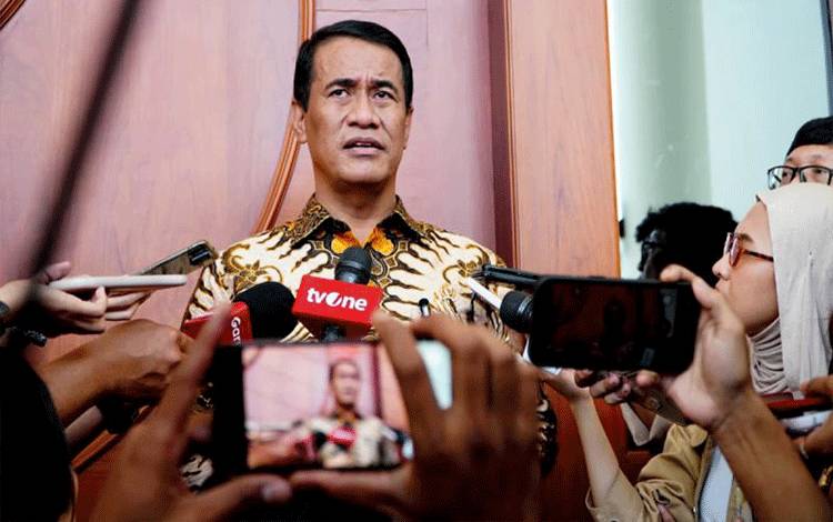 Menteri Pertanian Andi Amran Sulaiman memberi keterangan kepada awak media di Jakarta, Jumat (21/11/2025). ANTARA/HO-Humas Kementan