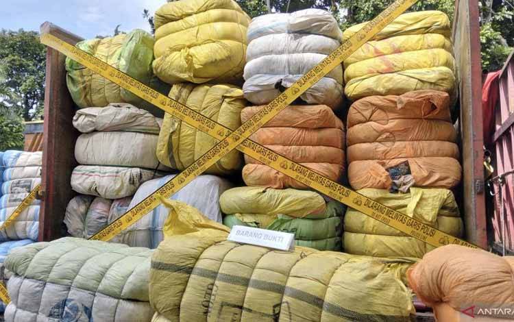 Polisi Amankan 439 Bal Baju Bekas Impor