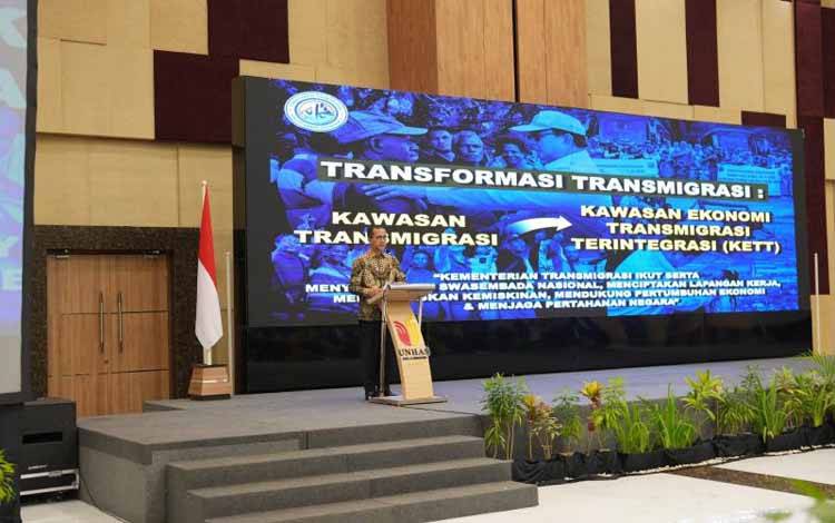 Mentrans Iftitah memberikan sambutan pada Forum Ekonomi Regional Indonesia Timur di Unhas, Makassar, Jumat,(21/11/2025).ANTARA/HO-Unhas (.)