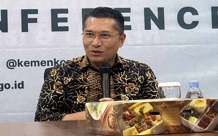 Deputi Bidang Kelembagaan dan Digitalisasi Koperasi Henra Saragih ketika dijumpai di Kantor Kementerian Koperasi, Jakarta, Jumat (21/11/2025). (ANTARA/Putu Indah Savitri)