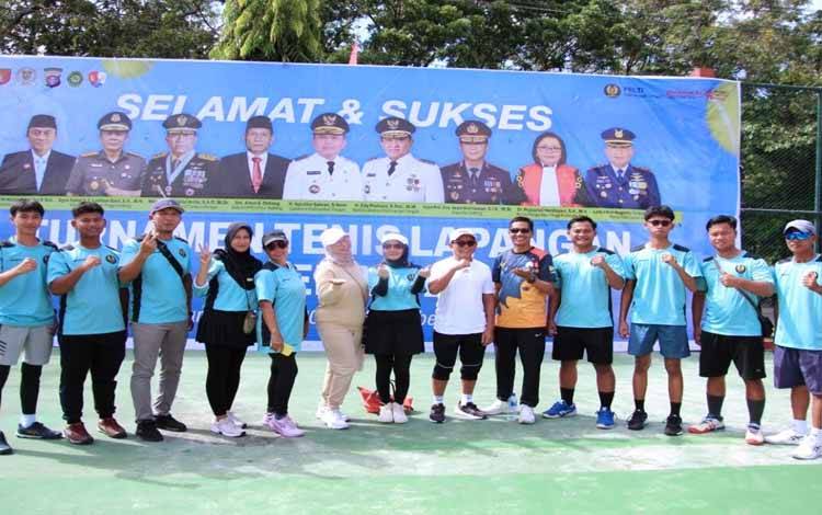 Gubernur Tekankan Sportivitas di Turnamen Tenis Isen Mulang Cup 2025