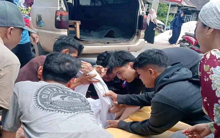 Habib Umar Assegaf ketika mendapat pertolongan warga, pasca insiden tabrak lari di jalan poros, Desa Benua Raya, Kecamatan Bati-bati, Kabupaten Tanah Laut, Kalimantan Selatan, Jumat, 21 November 2025 sekitar pukul 10.12 WITA. (FOTO: Zaki)