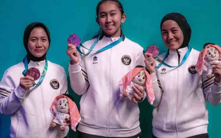 Tim anggar putri meraih medali perunggu untuk menutup penampilan mereka dalam ajang Islamic Solidarity Games (ISG) Riyadh 2025 di Riyadh, Arab Saudi, Jumat (21/11/2025). (KOI/Mochammad Rifqi Priadiansyah)