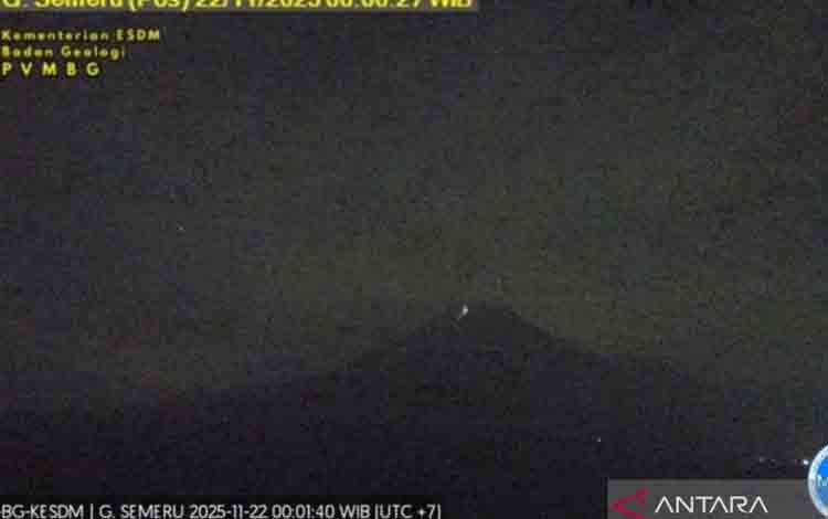 Gunung Semeru Embuskan Asap Setinggi 1.000 Meter