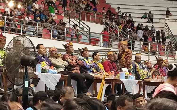 Gubernur, Uskup, serta para pejabat menghadiri pembukaan Pesparani Pertama Tingkat Provinsi Kalteng pada Jumat malam, 22 November 2025. (FOTO: TESTI PRISCILLA)