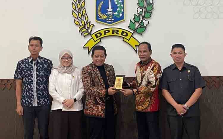 Keterangan Foto : Unsur pimpinan DPRD Kalteng saat melakukan kunjungan kerja ke DPRD Provinsi DKI Jakarta (Foto : IST)