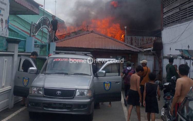 Kebakaran Landa Kawasan Padat Teluk Tiram Banjarmasin