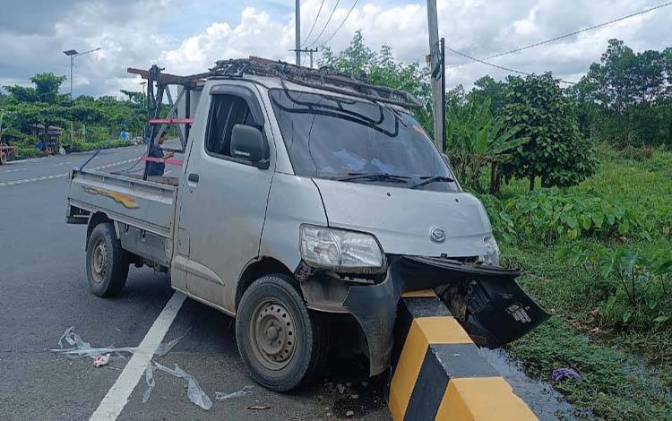 Hilang Kendali, Pikap Hantam Pembatas Jembatan di Landasan Ulin Utara