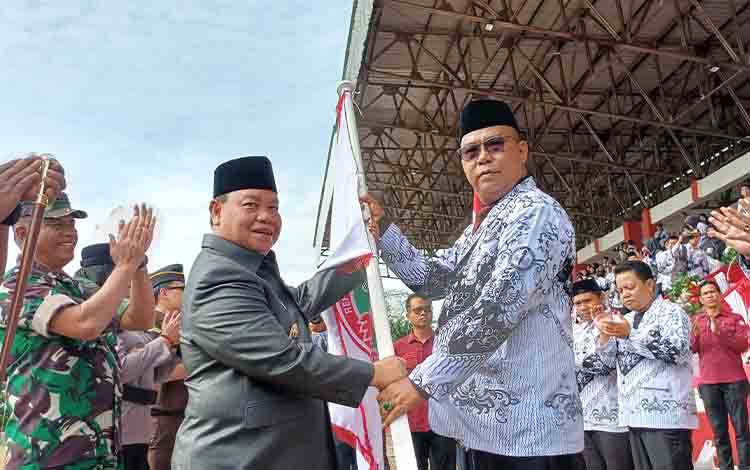 Bupati Kotawaringin Timur Halikinnor melepas kontingen Porsenijar, Sabtu, 22 November 2025. (FOTO: DEWIP)