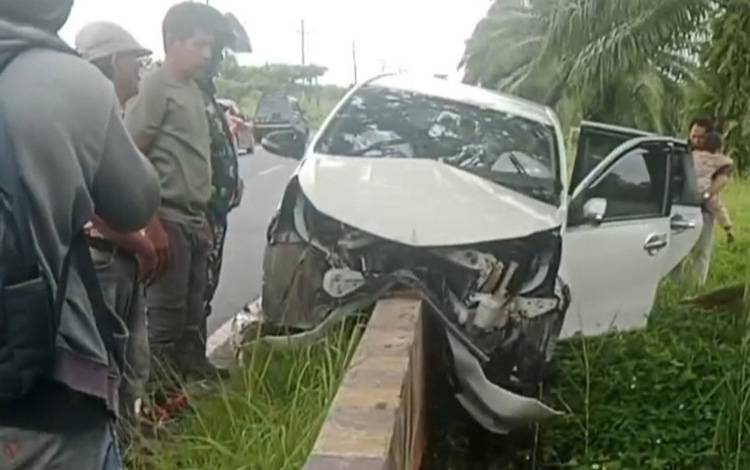 Mobil Putih Hantam Pembatas Jembatan di Puntik Kalsel