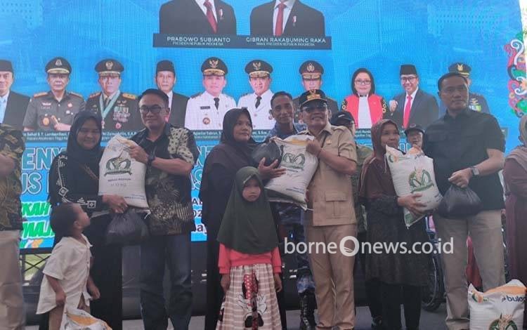 Gubernur Kalteng Buka Pasar Murah dan Salurkan Bantuan Pangan Presiden