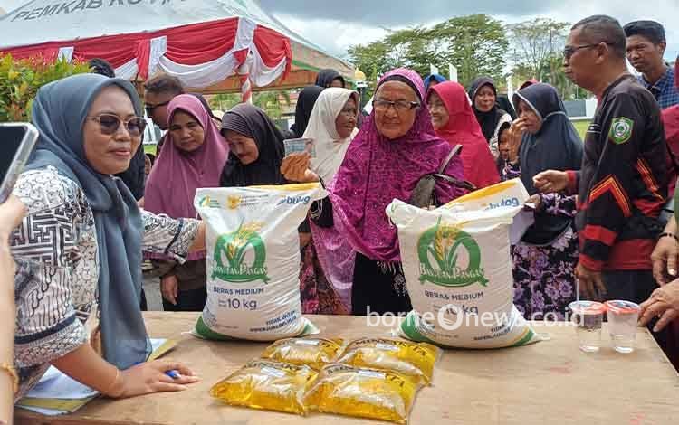 Jelang Nataru, Warga Kotim Terbantu Bantuan Pangan Presiden dan Pasar Murah Gubernur Kalteng