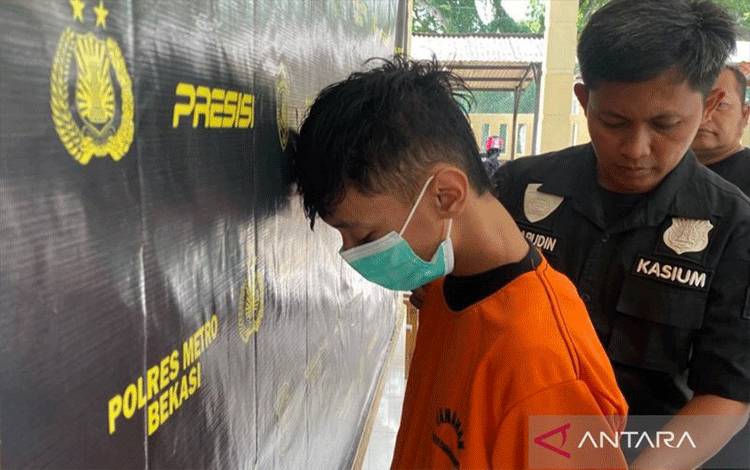 Remaja pencuri rumah mantan pacar diamankan petugas di Mapolsek Cabangbungin, Polres Metro Bekasi, Sabtu (22/11/2025). ANTARA/Pradita Kurniawan Syah.