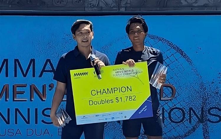 Petenis putra Indonesia Christopher Rungkat (kiri) bersama Muhammad Rifqi Fitriadi (kanan) berfoto bersama usai menjuarai Amman Men's World Tennis Championship seri 7 ITF M25 di Nusa Dua Bali, Sabtu (13/9/2025). (ANTARA/HO)