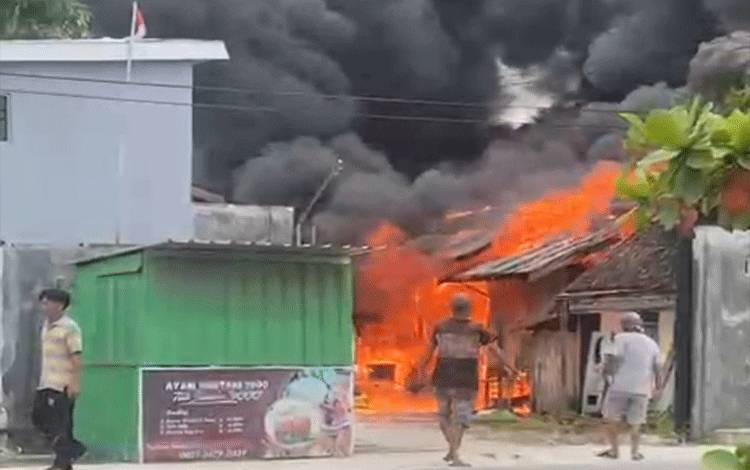 Gudang penyimpanan BBM terbakar di Jalan Kembali, Kecamatan MB Ketapang, Kabupaten Kotim. (FOTO: BUDDI)
