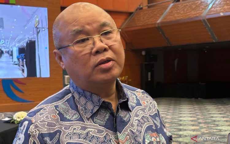 Ketua Umum APPBI Alphonzus Widjaja saat ditemui ANTARA usai mengikuti konferensi pers bersama Kementerian Pariwisata di Jakarta, Jumat (21/11/2025). (ANTARA/Hreeloita Dharma Shanti)