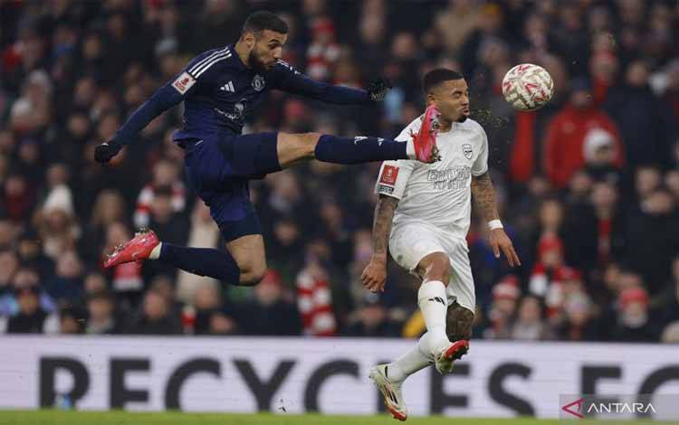 Noussair Mazraoui Nyaman Isi Dua Posisi di Skuad MU