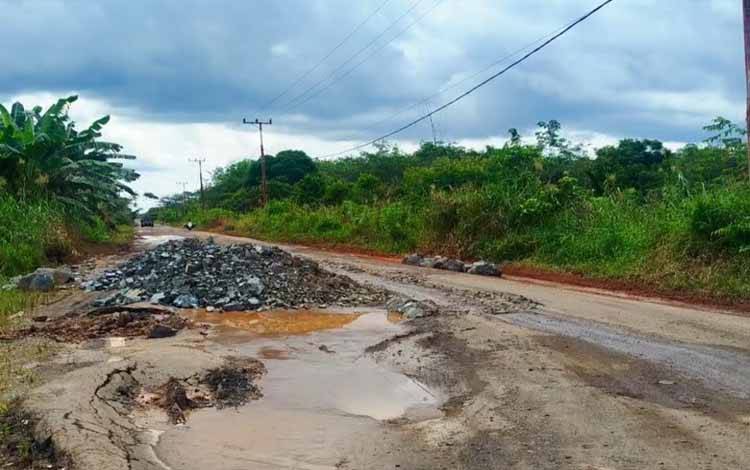 Minim Penerangan dan Tumpukan Material, Jalur Tahai-Basarang Mesti Diantisipasi Pengendara