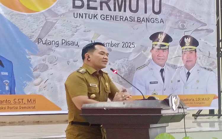 Bupati Pulang Pisau Serahkan Sertifikat CBIB-CPIB dan Paket Ikan Bermutu pada Peringatan Hari Ikan Nasional