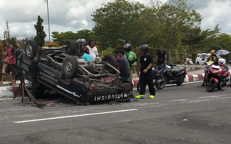 Mobil Pikap Terbalik di Bundaran Seth Adji Palangka Raya