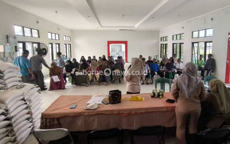BULOG Salurkan 284 Paket Bantuan Pangan untuk Warga Kalampangan Palangka Raya