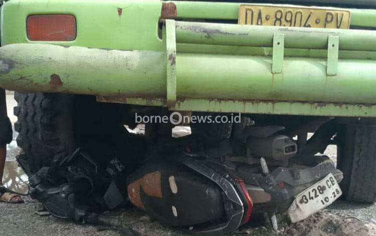 Lakalantas di Tol Basirih Banjarmasin, Motor Satu Keluarga Masuk Kolong Truk