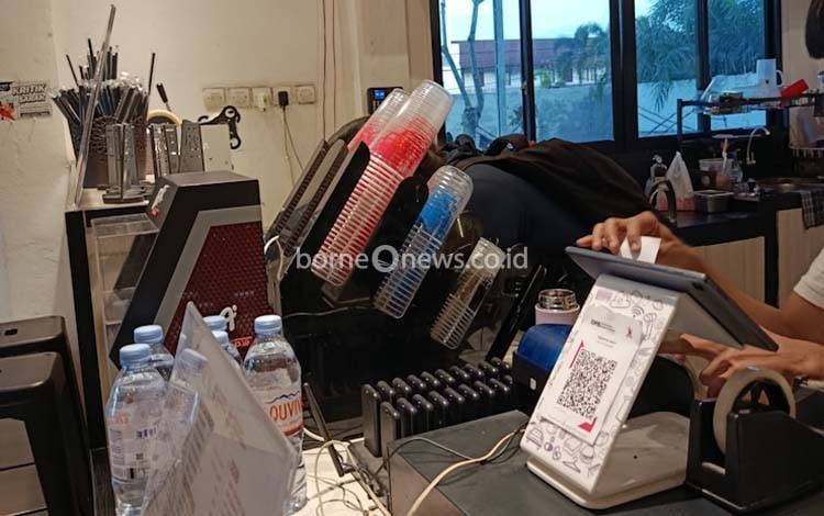 Ilustrasi pembayaran QRIS di kafe Palangka Raya. (Foto: MARINI)