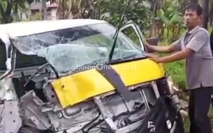 Mobil Pikap Terpental di Jalan Trans Kalimantan Anjir Km 24
