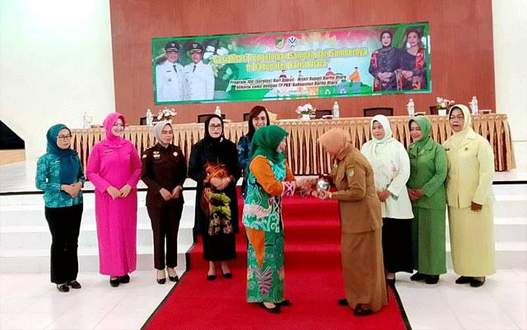 TP PKK Barito Utara dan Dinas Lingkungan Hidup (DLH) Barito Utara melaksanakan sosialisasi pengelolaan sampah sekaligus memperkenalkan Program Donasi Uang Koin untuk Kesejahteraan Sosial, di aula DLH setempat, Senin 24 November 2025. (foto: Dhani)