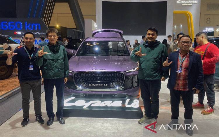 Jajaran direksi dari Lepas Indonesia, berfoto bersama di samping Lepas L8 pada ajang GJAW 2025. (ANTARA/Chairul Rohman)