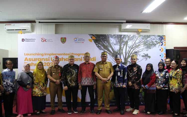 Foto bersama saat rangkaian Launching Implementasi Program Asuransi Usaha Tani Padi (AUTP) Tahun Anggaran 2025. (FOTO:RDN)