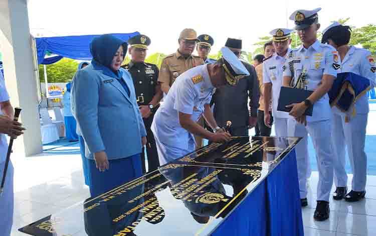 Pangkoarmada RI Laksamana Madya TNI Dr. Denih Hendrata saat menandatangani prasasti peresmian Gedung Mako Lanal Kumai. (FOTO: DANANG)