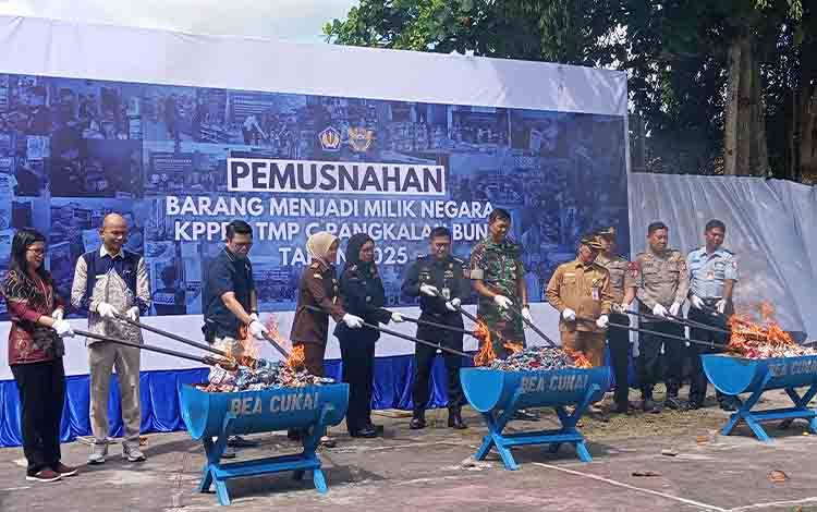 Bea Cukai bersama Forkopimda Kobar Musnahkan Ratusan Ribu Batang Rokok dan Pakaian Bekas Ilegal