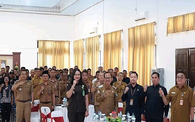 Wabup Lamandau Tekankan Sinkronisasi Program dan Penguatan Koperasi Merah Putih dalam Raker Camat dan Kades