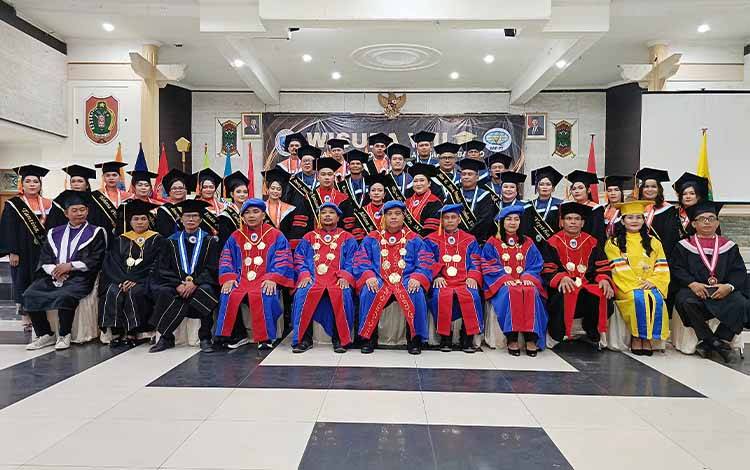 STT Permata Bangsa Barito Wisuda 28 Lulusan, Rektor Tekankan Komitmen Hadirkan Pendidikan Berkualitas di Daerah