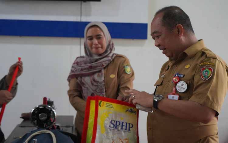 DLH Kalteng Pantau Produksi Tas Daur Ulang di Kelurahan Kalampangan, Dukung Program Kampung Iklim